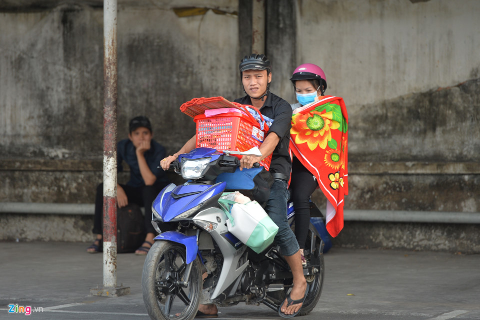 Tàu hỏa, xe khách chật cứng hành khách trở lại thành phố sau nghỉ lễ